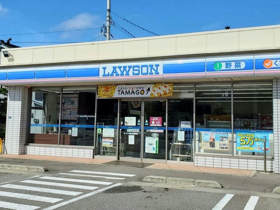 103号室花園町駅と萩之茶屋駅各2分ベット2台専用バスルーム付きアクセス抜群 *