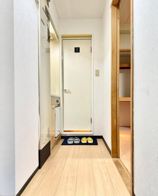 Apartment 103号室花園町駅と萩之茶屋駅各2分ベット2台専用バスルーム付きアクセス抜群 *