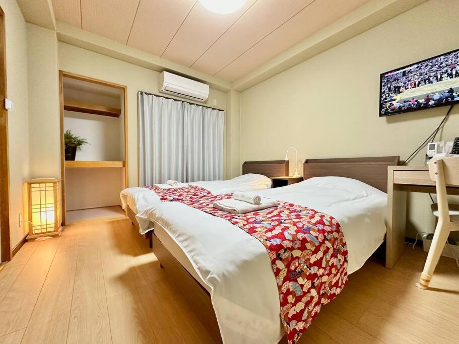 Apartment 103号室花園町駅と萩之茶屋駅各2分ベット2台専用バスルーム付きアクセス抜群 *